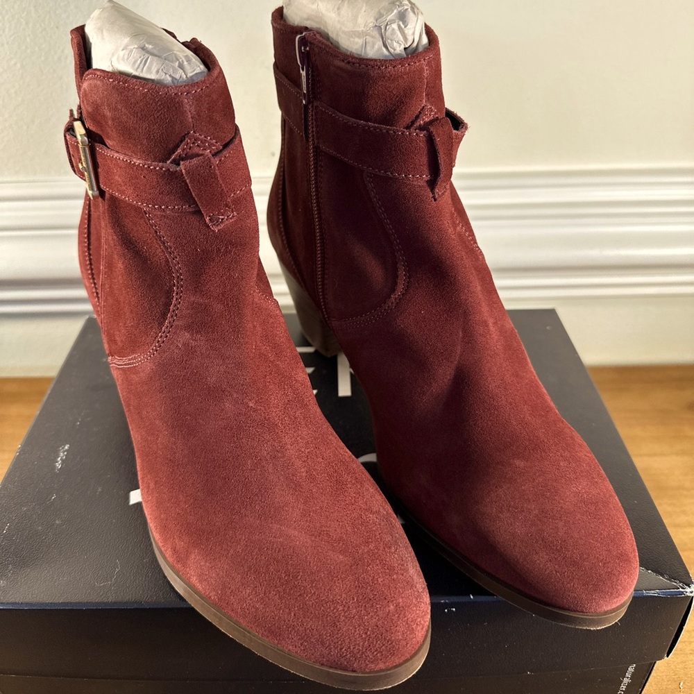 Diba Sleek Bootie Burgundy 9